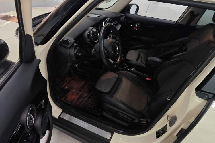 Used  MINI 2019 1.5T COOPER Classic Edition Five-Door Version
