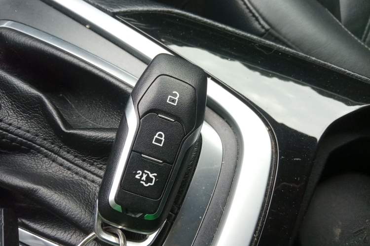 Used Ford Edge 2015 2.0T GTDi Two-Wheel-Drive High-Line Version