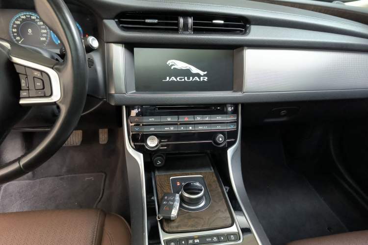 Used Jaguar XFL 2018 XFL 2.0T 250 PS Luxury Edition
