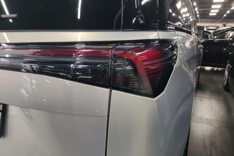 Used Buick GL8 New Energy 2025 Lu Shang Luxury Edition 7-Seater
