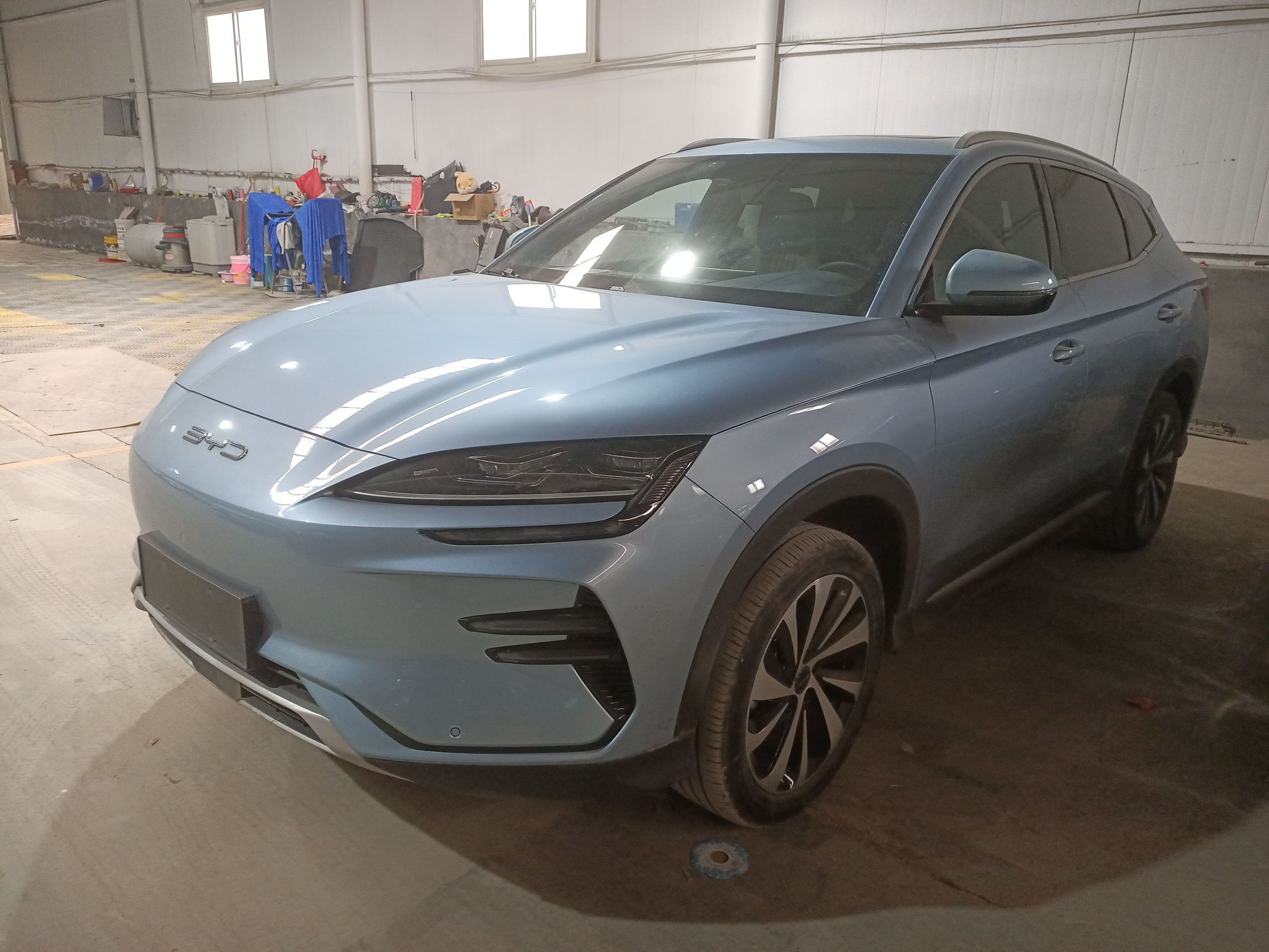 Под передней частью автомобиля