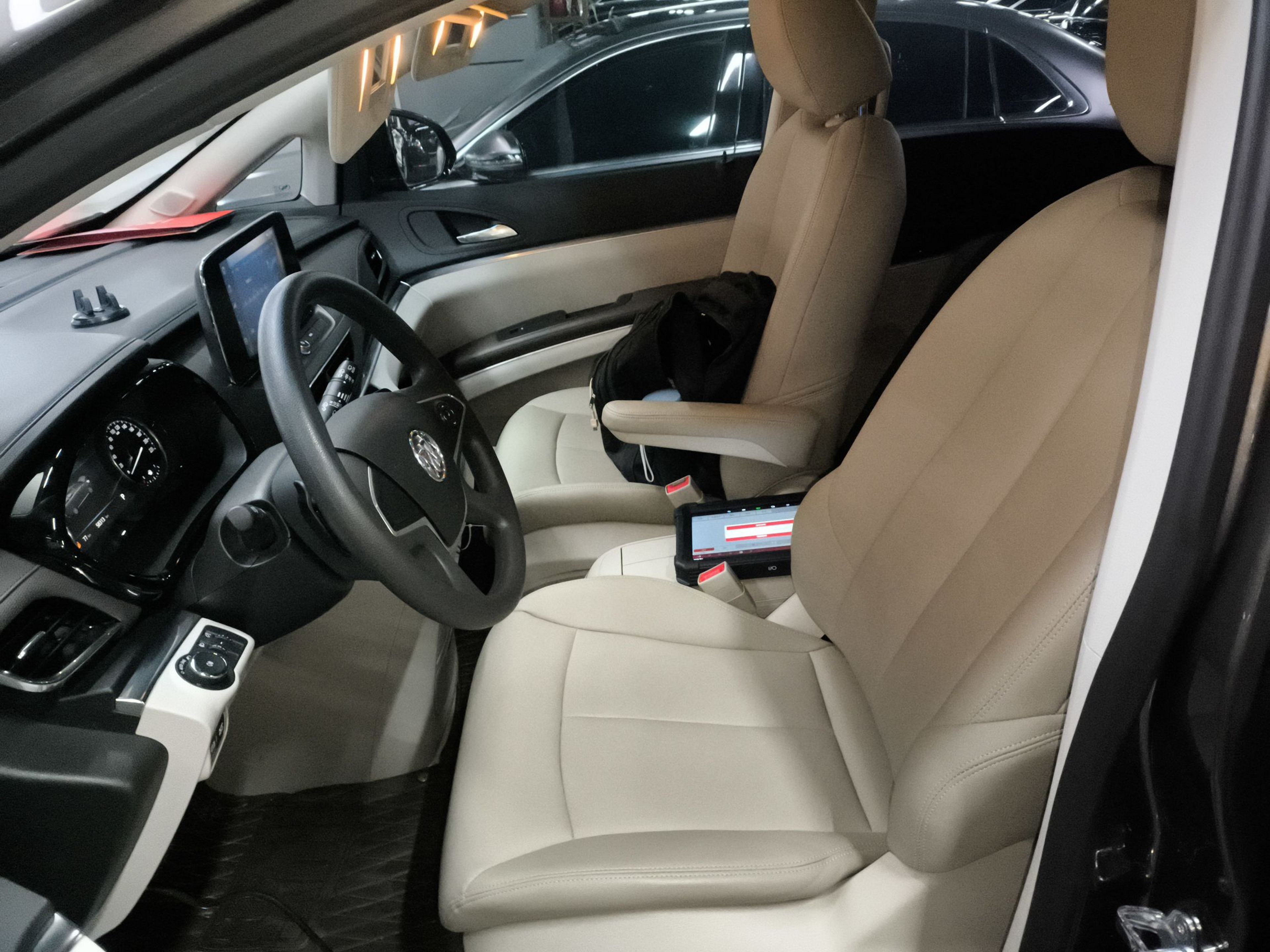 المقاعد الأمامية داخل السيارة