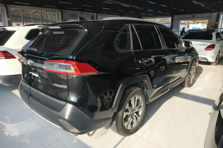 Used Toyota Wildlander 2022 2.0L CVT Two-Wheel Drive Luxury PLUS Edition
