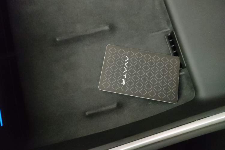 Used  11 2022 Long-Range Dual-Motor Luxury Edition 5 Seats
