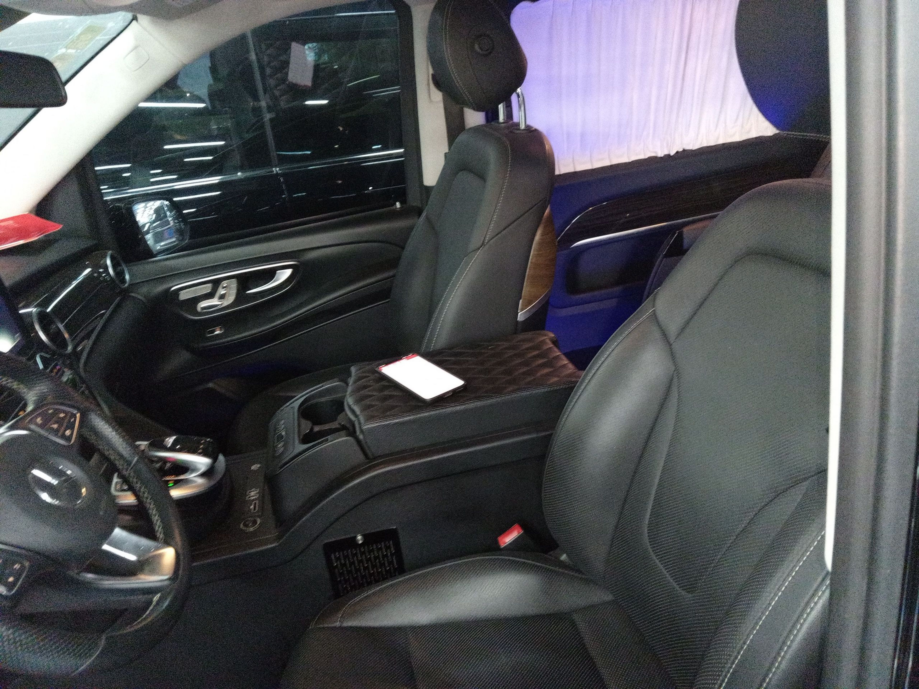 Переднее сиденье в автомобиле