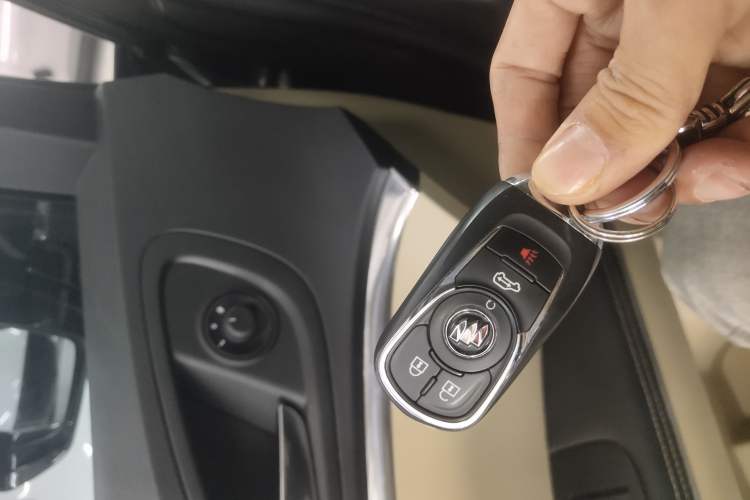 Used Buick GL8 2023 Facelifted Land Cruiser Executive Luxury Version
