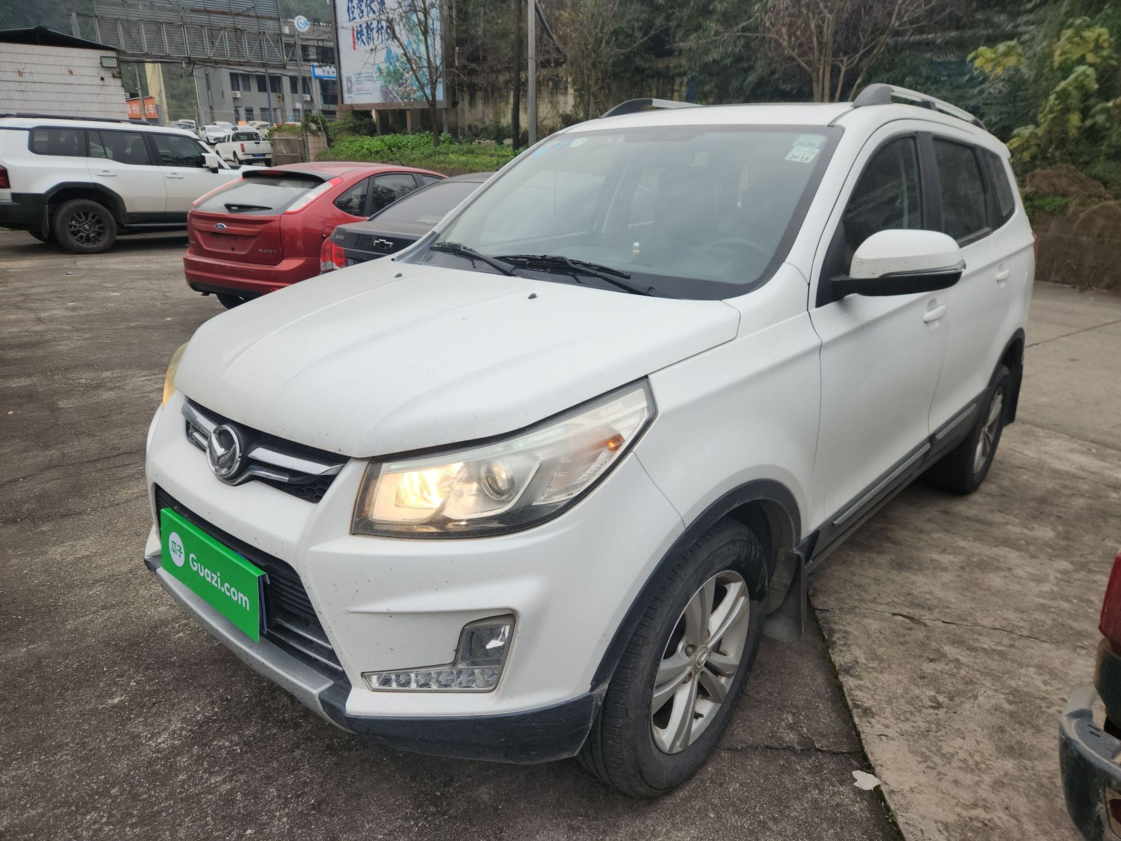 Под передней частью автомобиля