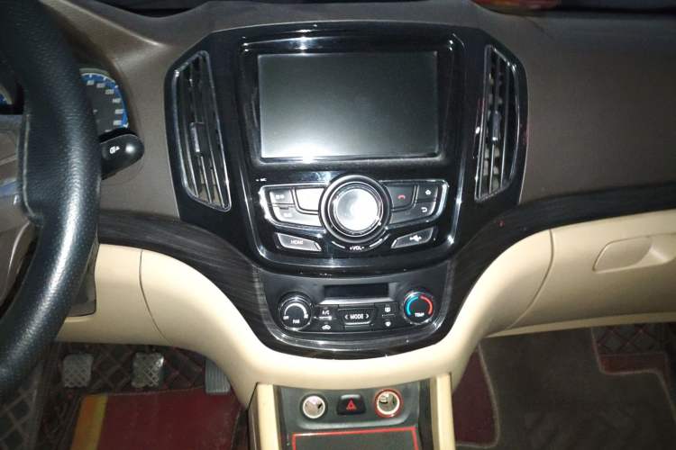 Used Baojun 730 2014 1.5L Manual Luxury Navigation ESP Version 7 Seats