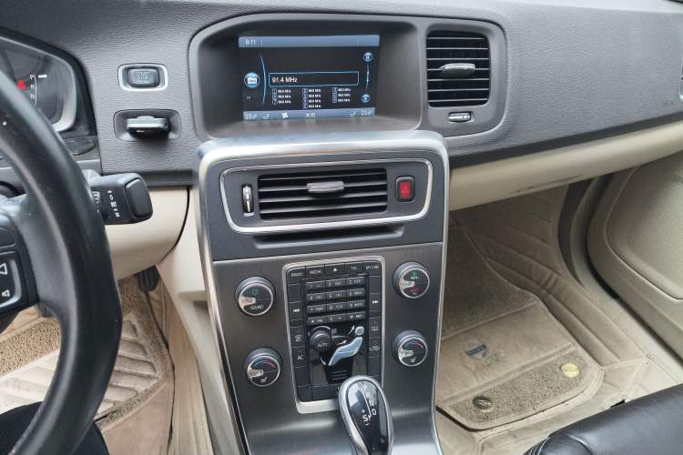 Used Volvo S60 2014 S60L 2.0T Zhiyuan Edition
