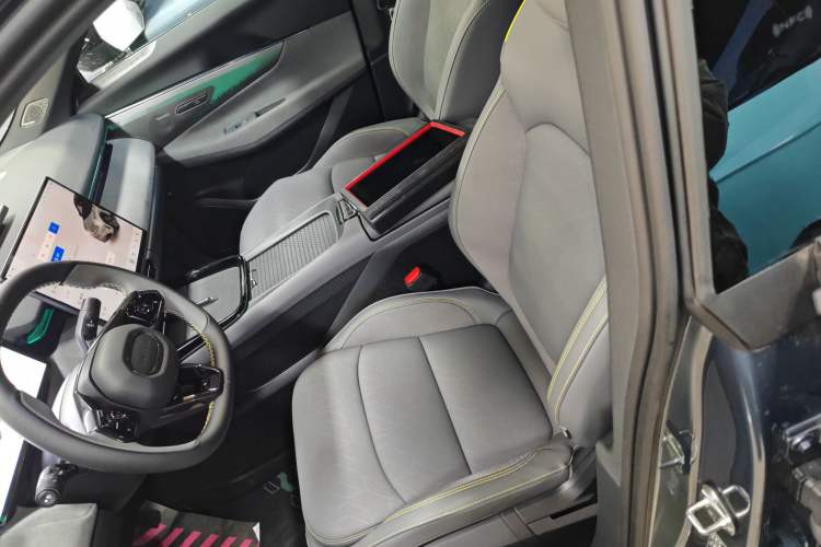 Used Lynk & Co 08 EM-P 2025 220 km All-Wheel-Drive Performance Halo
