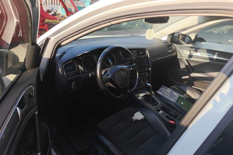 Used Volkswagen Golf 2018 230TSI Automatic Luxury Version
