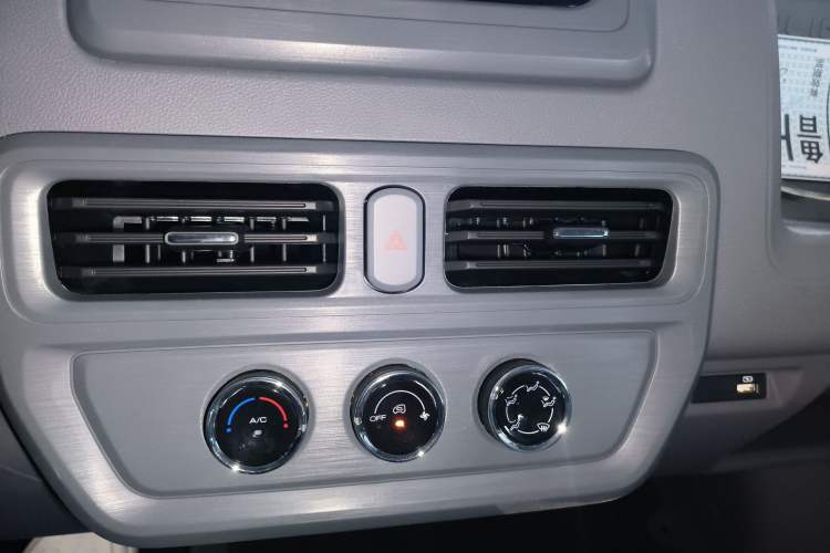 Used Wuling Yangguang 2024 300KM Comfort Version Passenger Van 75kW
