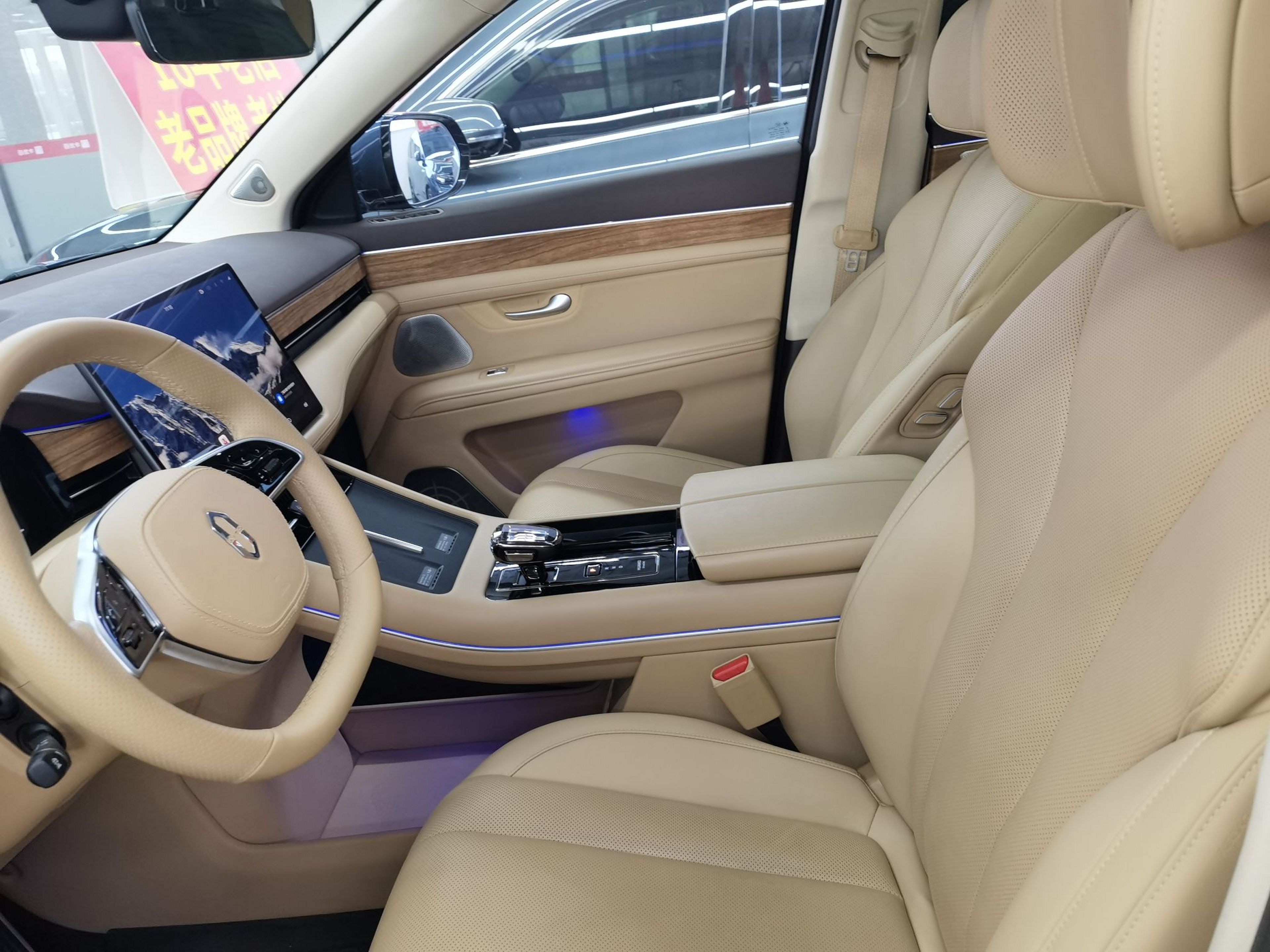 المقاعد الأمامية داخل السيارة