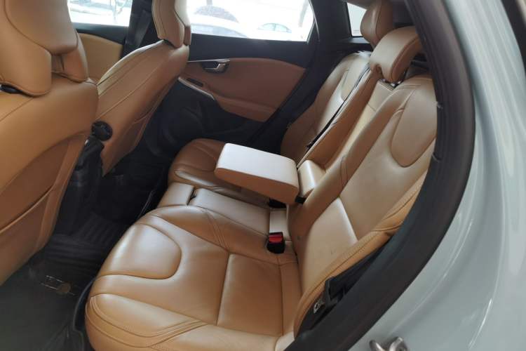 Used Volvo V40 2017 T3 Zhiyi Edition
