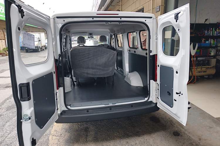 Used Wuling Yangguang 2024 300KM Comfort Version Passenger Van 75kW
