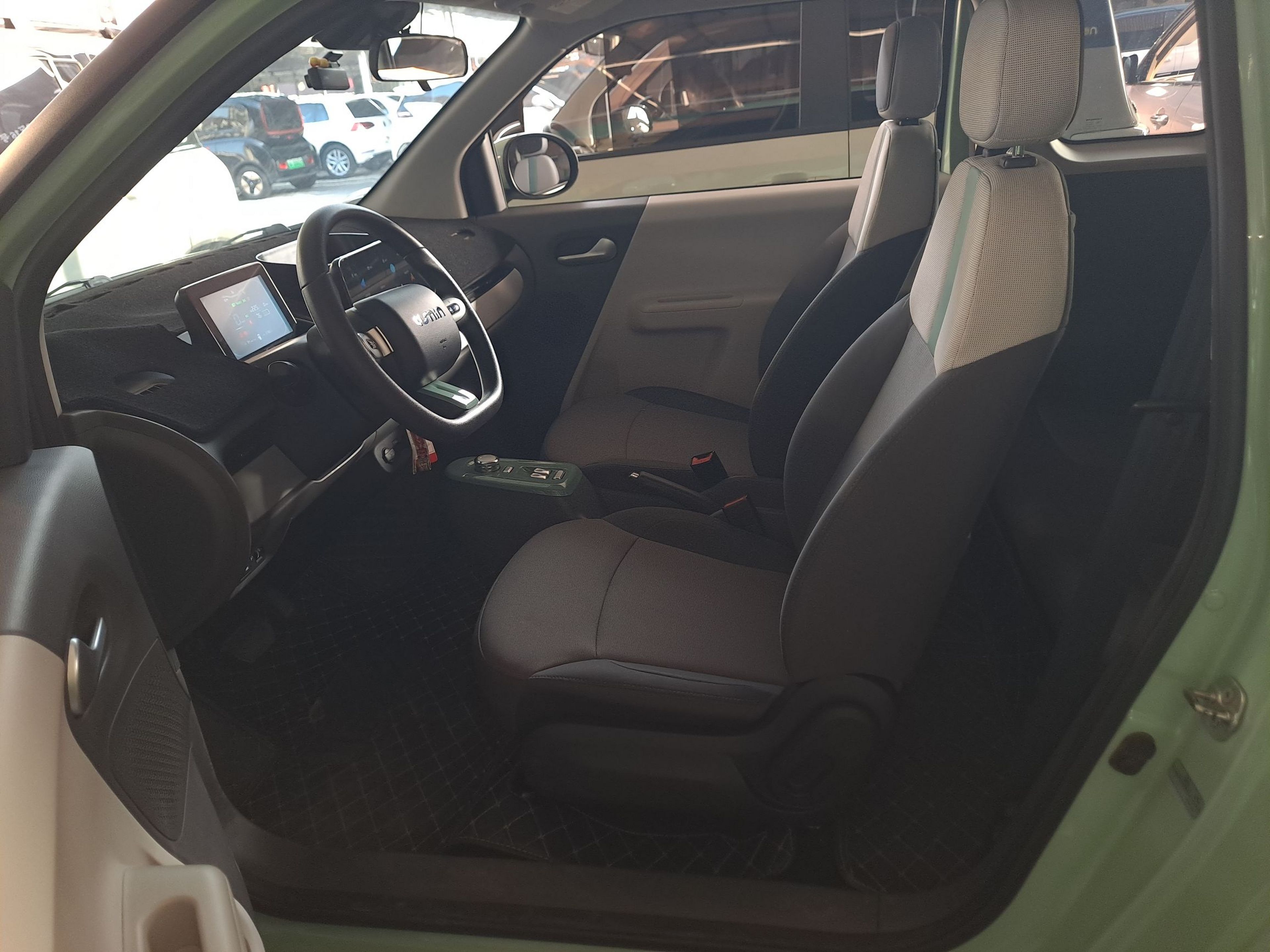 Переднее сиденье в автомобиле