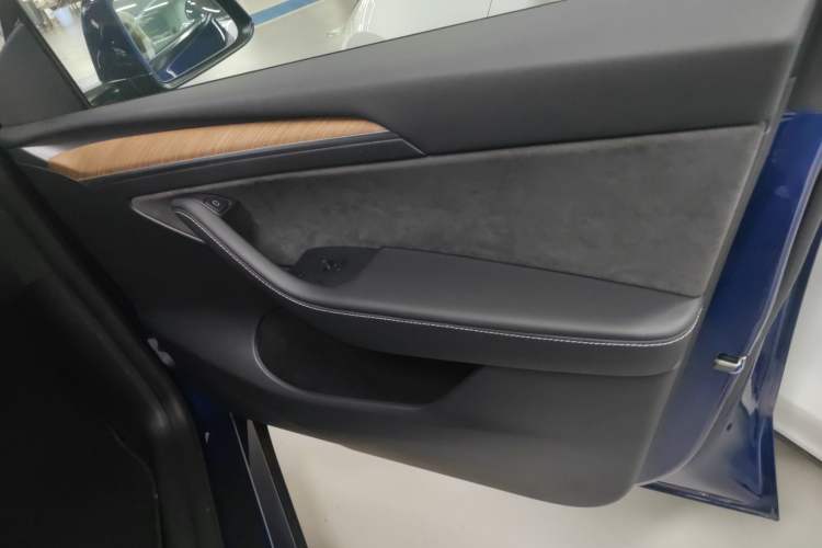 Used Tesla Model Y 2021 Long-Range All-Wheel-Drive Version
