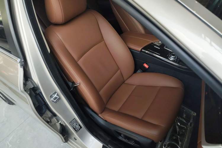 Used BMW 5 Series 2014 525Li Leading Model
