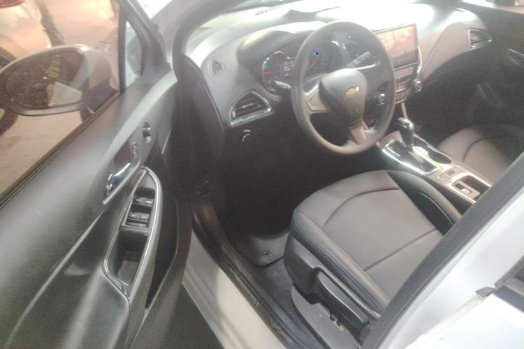 Used Chevrolet Cruze 2017 1.5L Hatchback Automatic Pioneer Sunroof Edition
