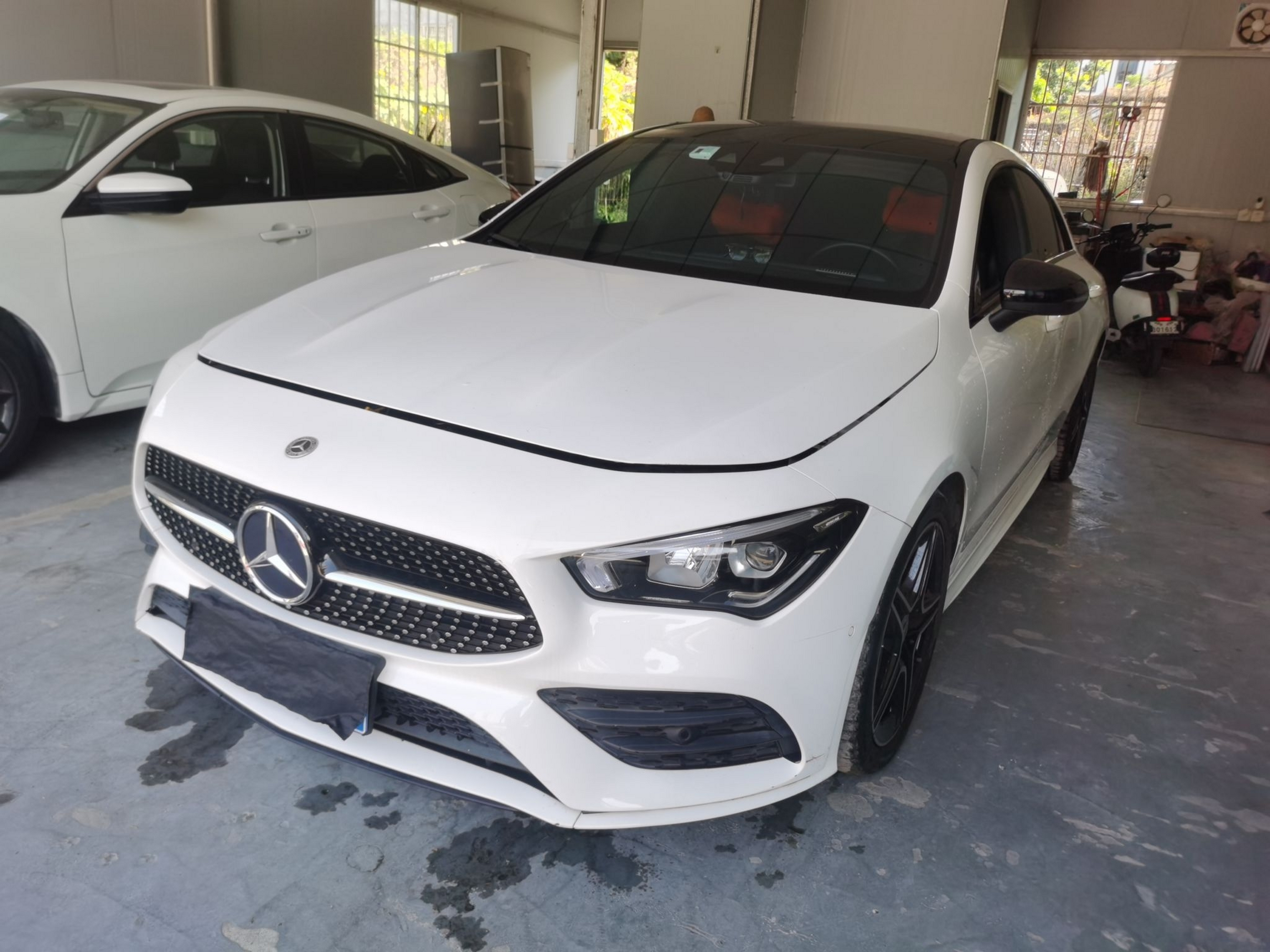 Под передней частью автомобиля