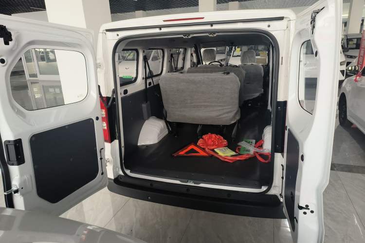 Used Wuling Yangguang 2024 300KM Comfort Version Passenger Van 75kW
