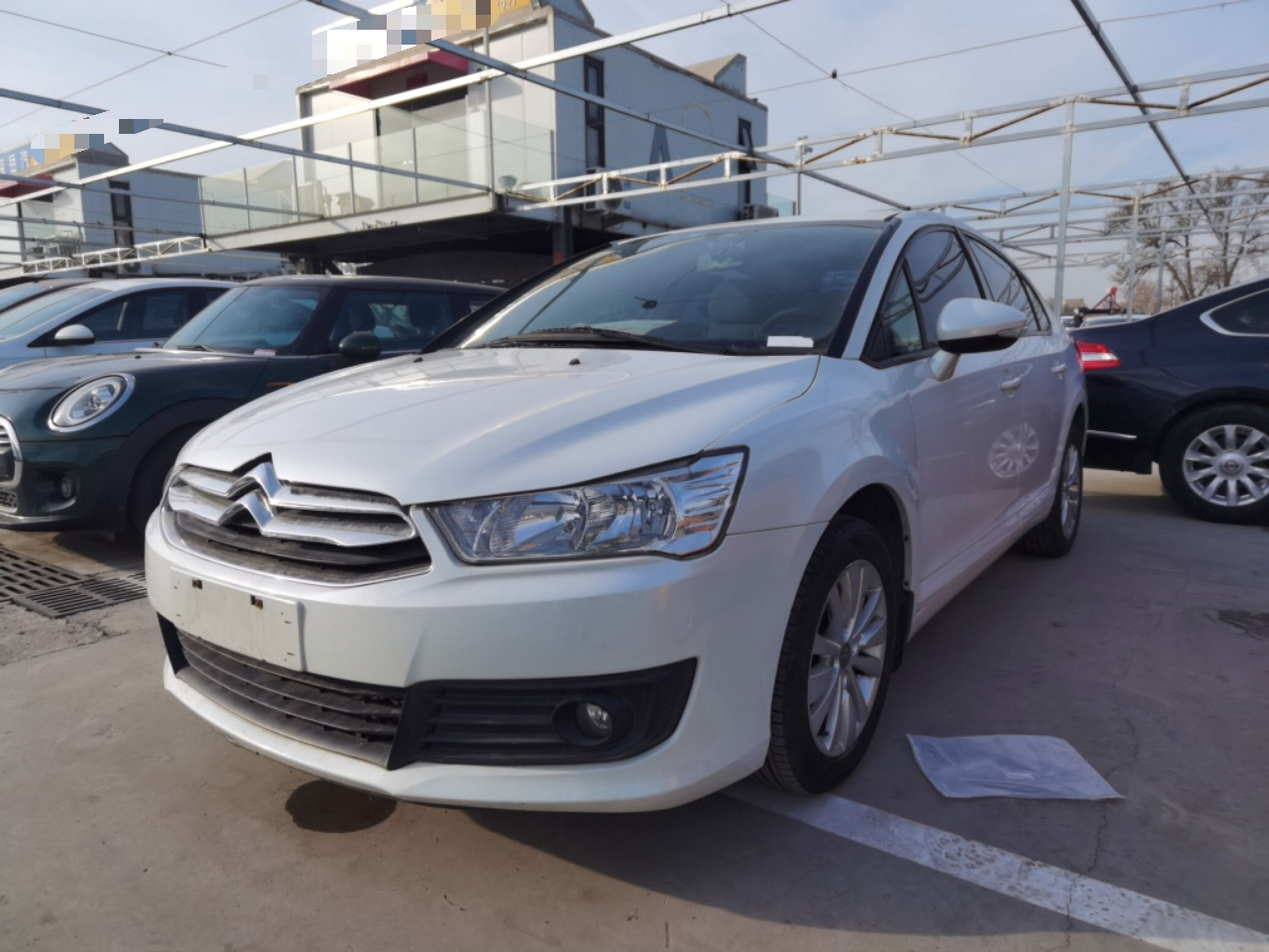 تحت مقدمة السيارة