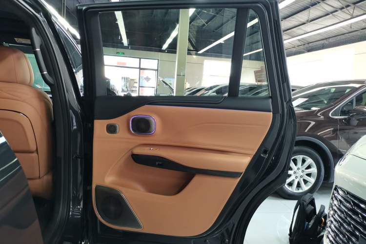 Used  HL 2025 700 Ultra Six-Seater All-Wheel-Drive LiDAR Version
