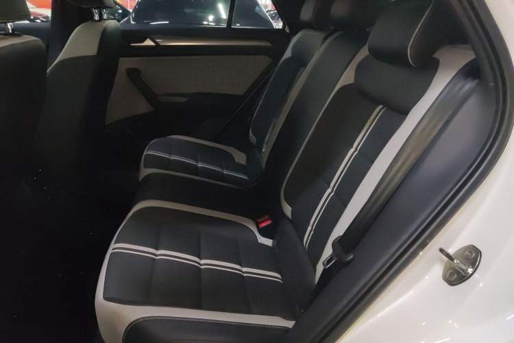 Used Volkswagen T-ROC 2023 300TSI DSG Two-Wheel-Drive Chen Guang Edition
