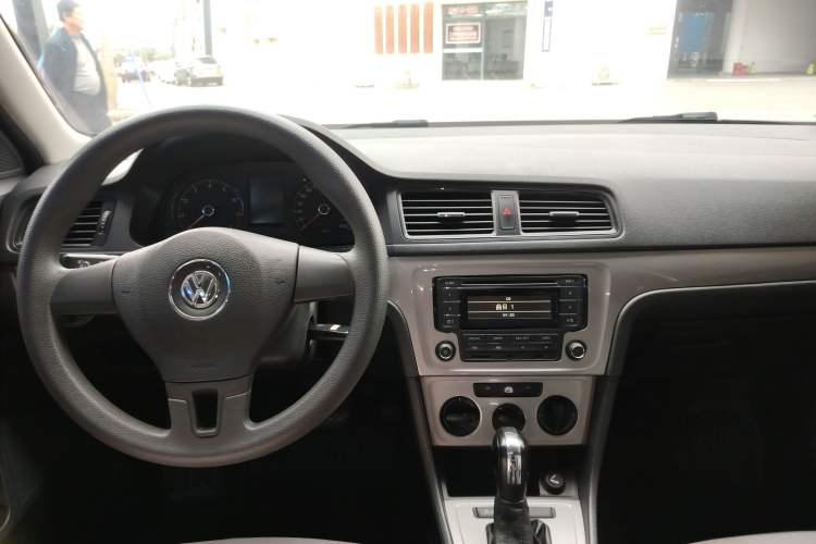 Used Volkswagen Gran Lavida 2013 1.6L Automatic Fashion Model