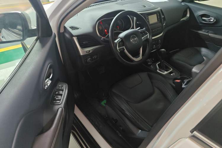 Used  Cherokee 2016 2.4L Professional Edition
