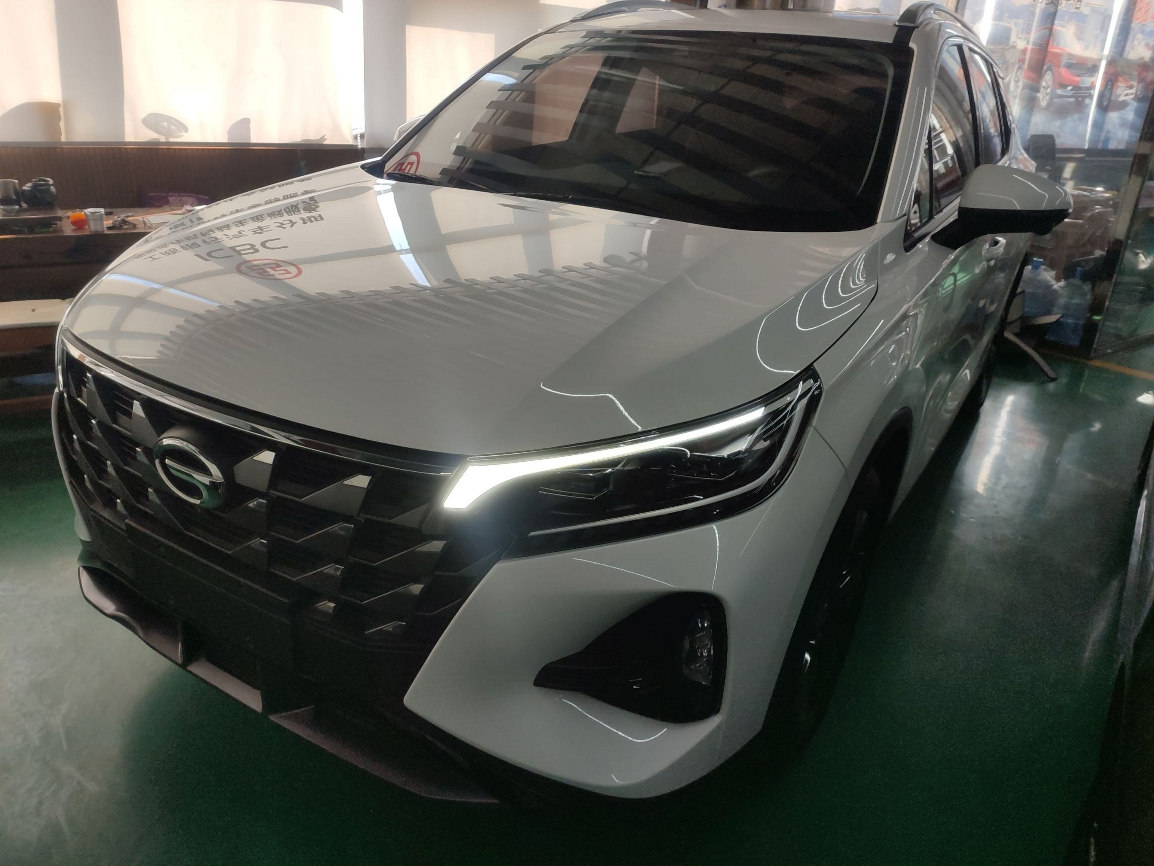 تحت مقدمة السيارة