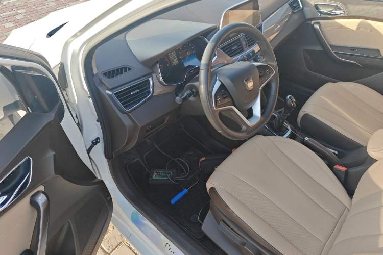 Used Baojun 310W 2017 1.5L Manual Fashion Model China V