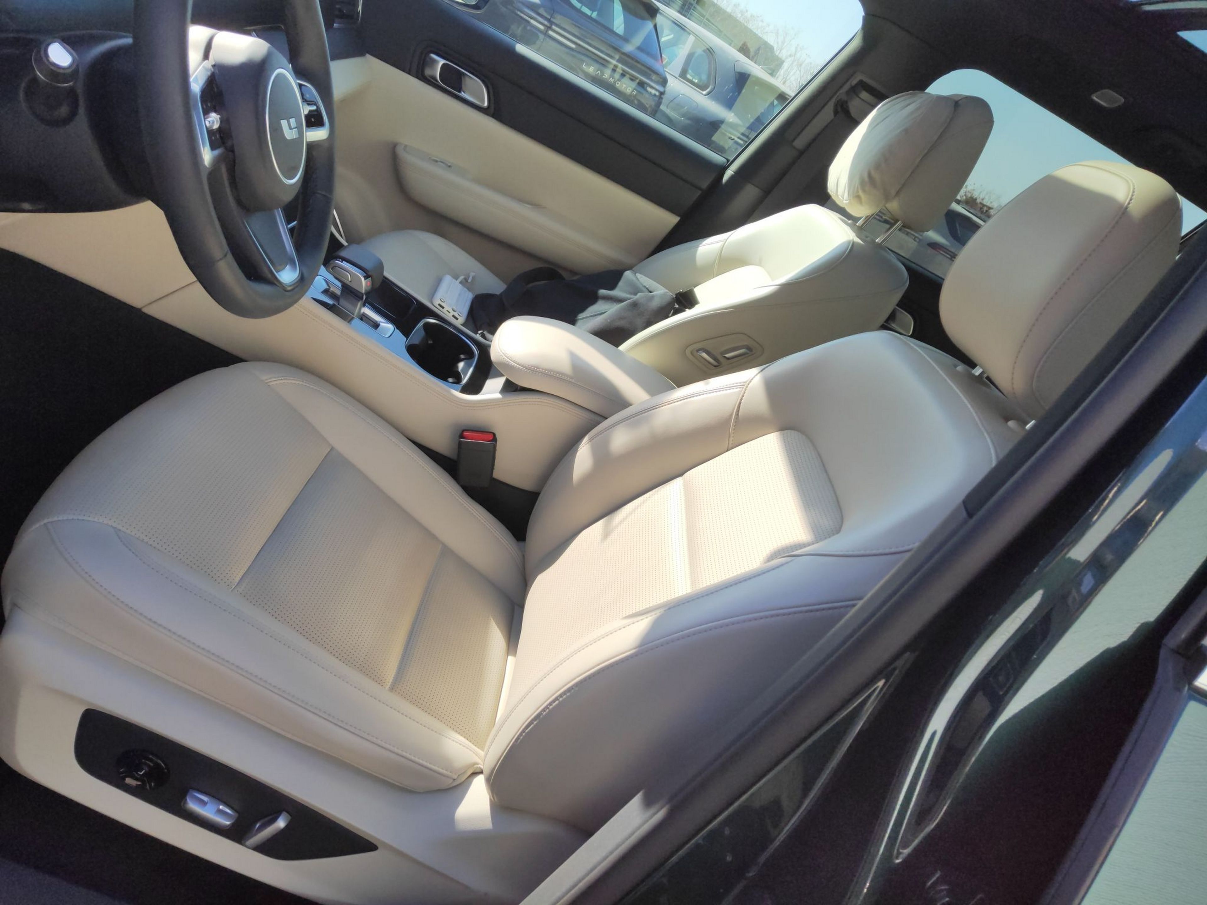 المقاعد الأمامية داخل السيارة