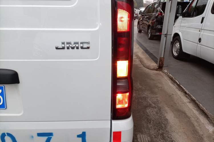 Used JMC Fushun 2023 2.0T Manual Short-Wheelbase Low-Roof Commercial Van 2/3 Seats with Lift-Up Tailgate