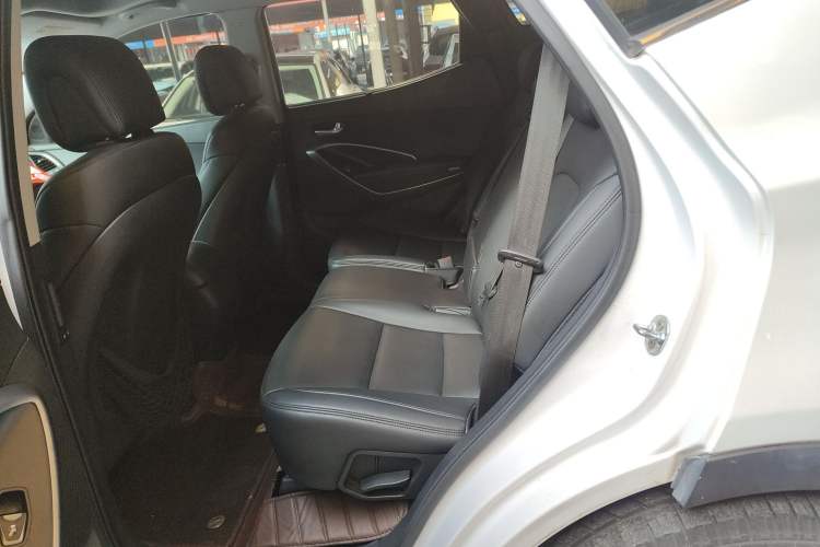 Used Hyundai Santa Fe 2013 2.4L Automatic 4x4 Smart Version
