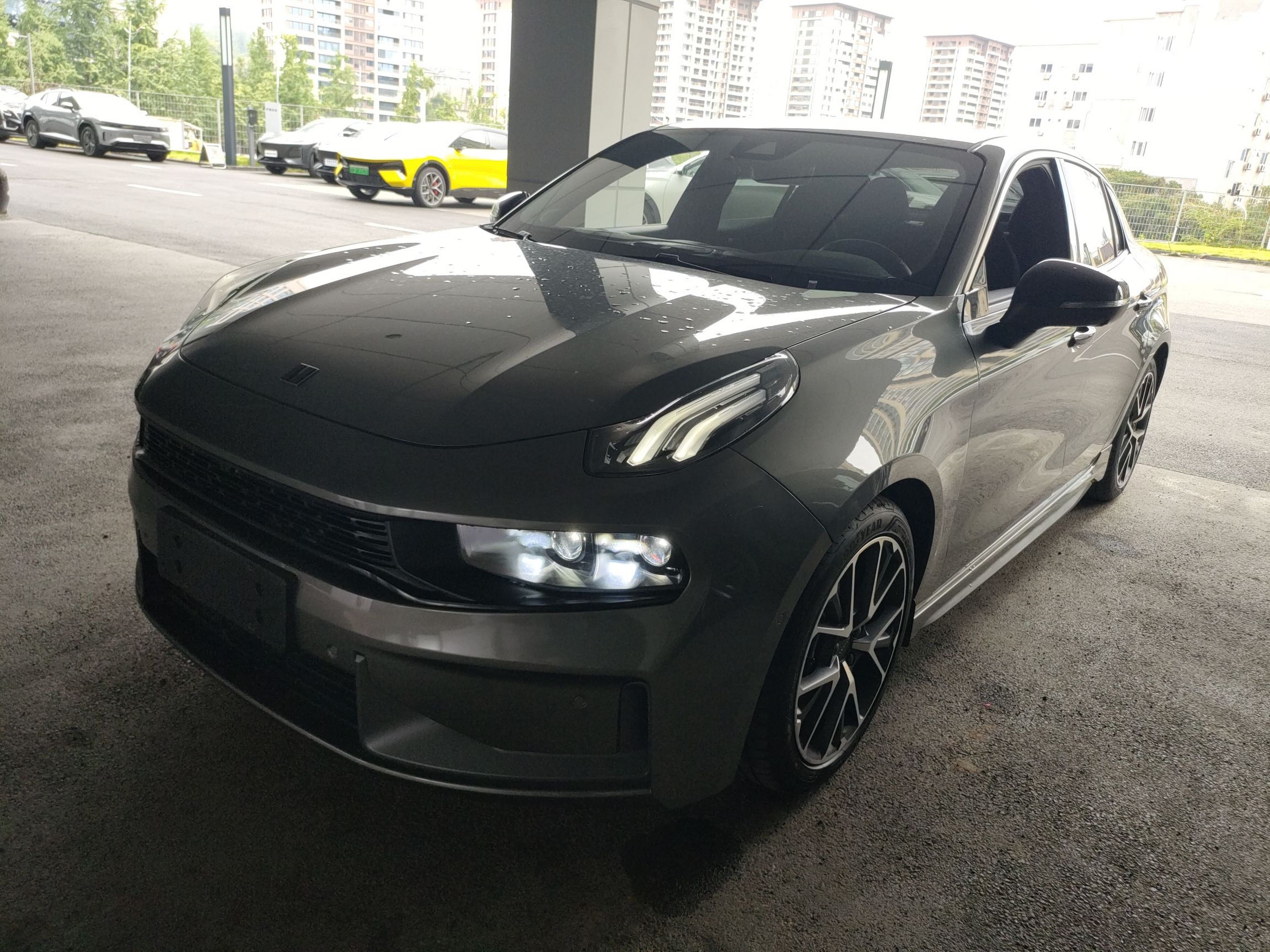 تحت مقدمة السيارة