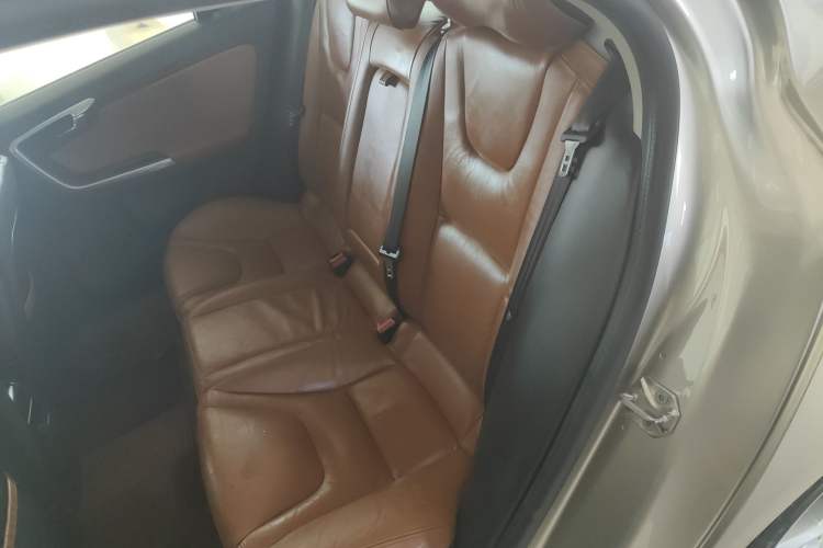 Used Volvo S60 2014 S60L 2.0T Zhiyuan Edition
