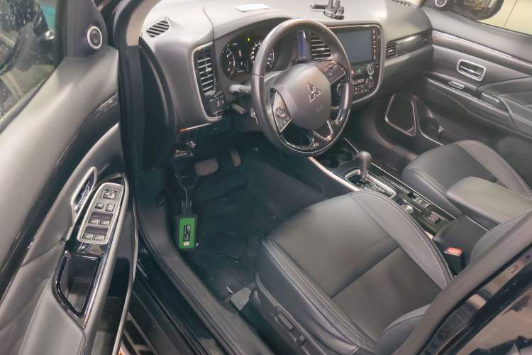 Used Mitsubishi Outlander 2019 2.4L 4x4 Zhi Xiang Edition 5 Seats China VI Standard
