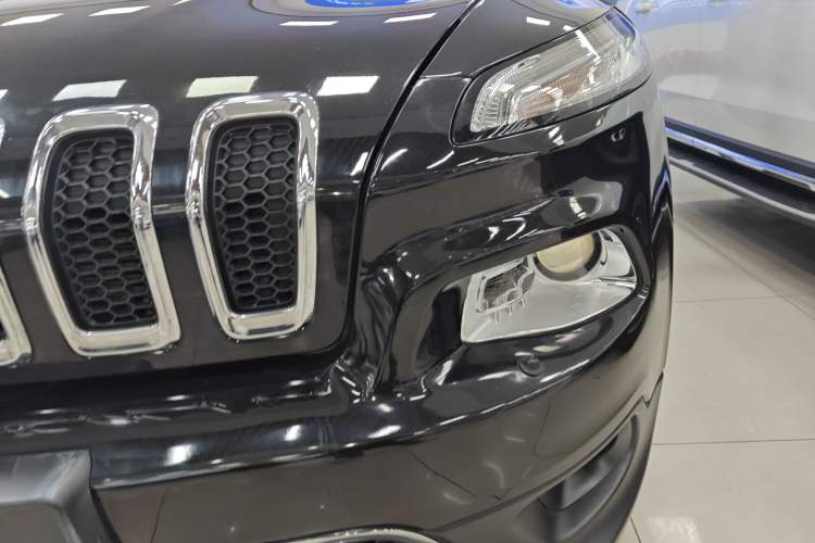 Used  Cherokee 2020 2.0L Two-Wheel Drive Classic Sports Edition