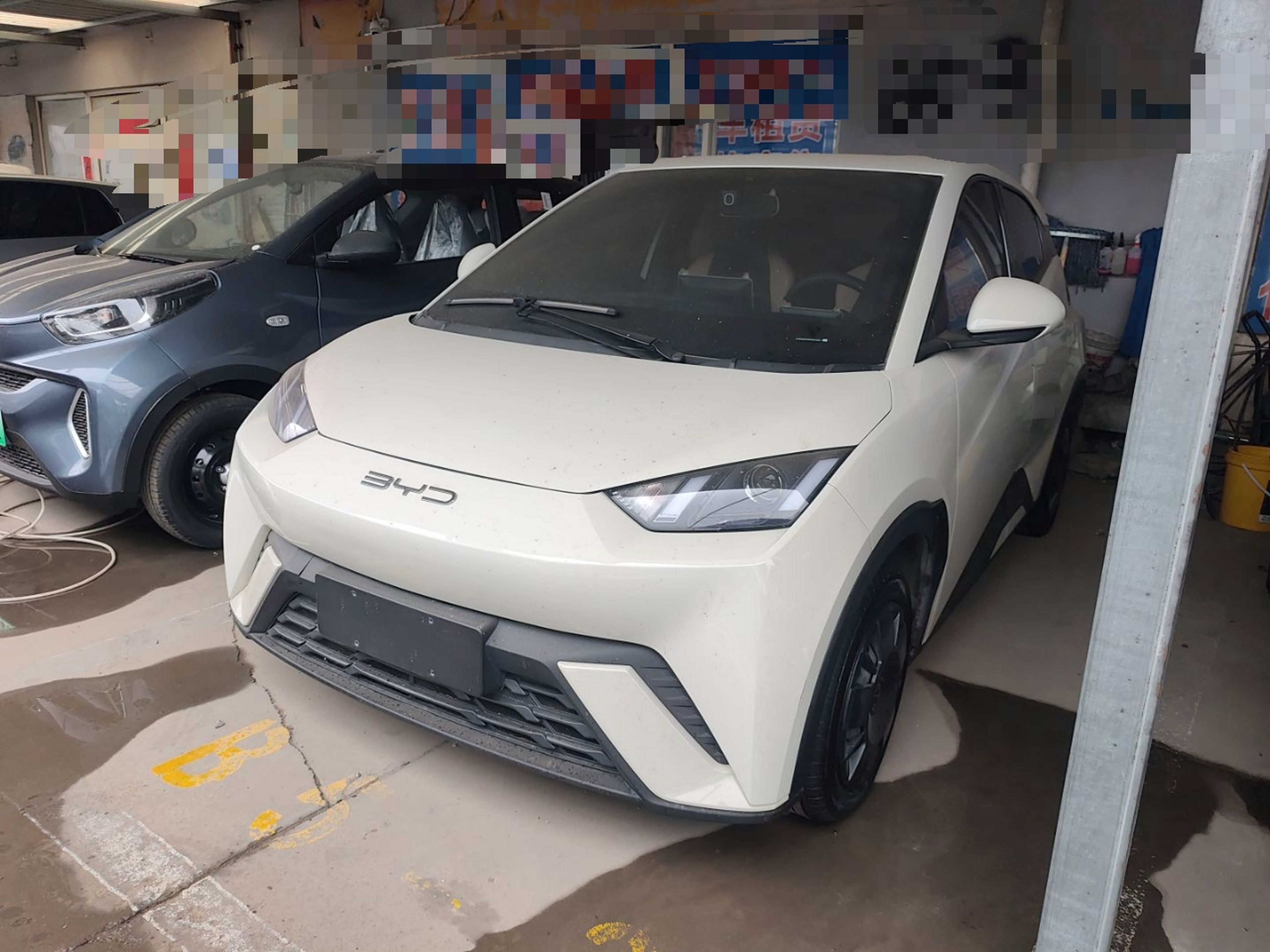 Под передней частью автомобиля