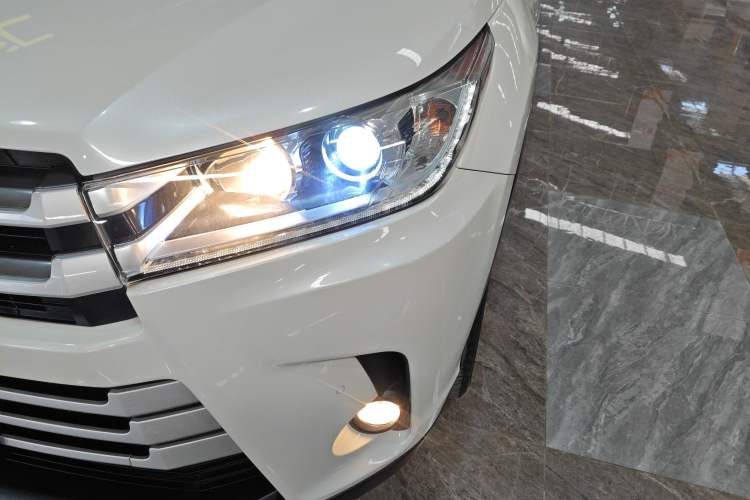 Used Toyota Highlander 2018 2.0T Four-Wheel Drive Luxury Edition 7 Seats China V Emission Standard
