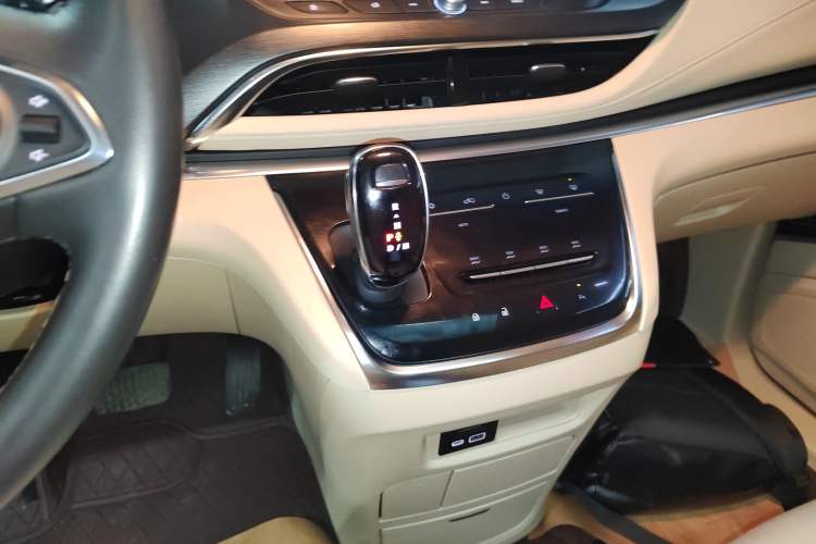 Used Buick GL8 2023 Facelifted Land Cruiser Executive Luxury Version