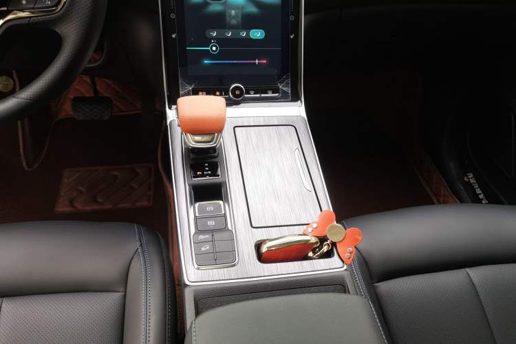 Used Roewe RX5 2025 PLUS 330TGI Automatic Trendsetting Smart Edition
