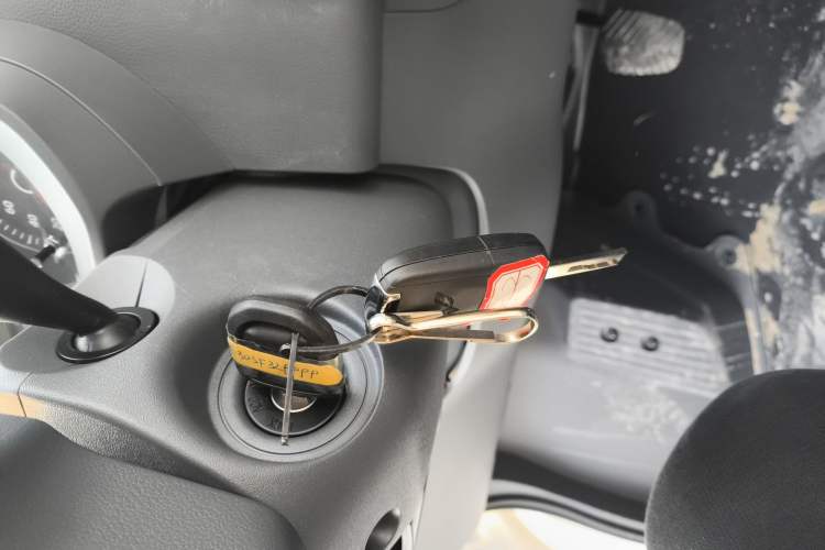 Used Wuling Yangguang 2024 300KM Comfort Version Passenger Van 75kW
