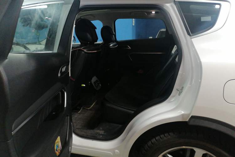 Used Haval H6 2017 Red Label 2.0T Automatic Two-Wheel Drive ZhiShang Model
