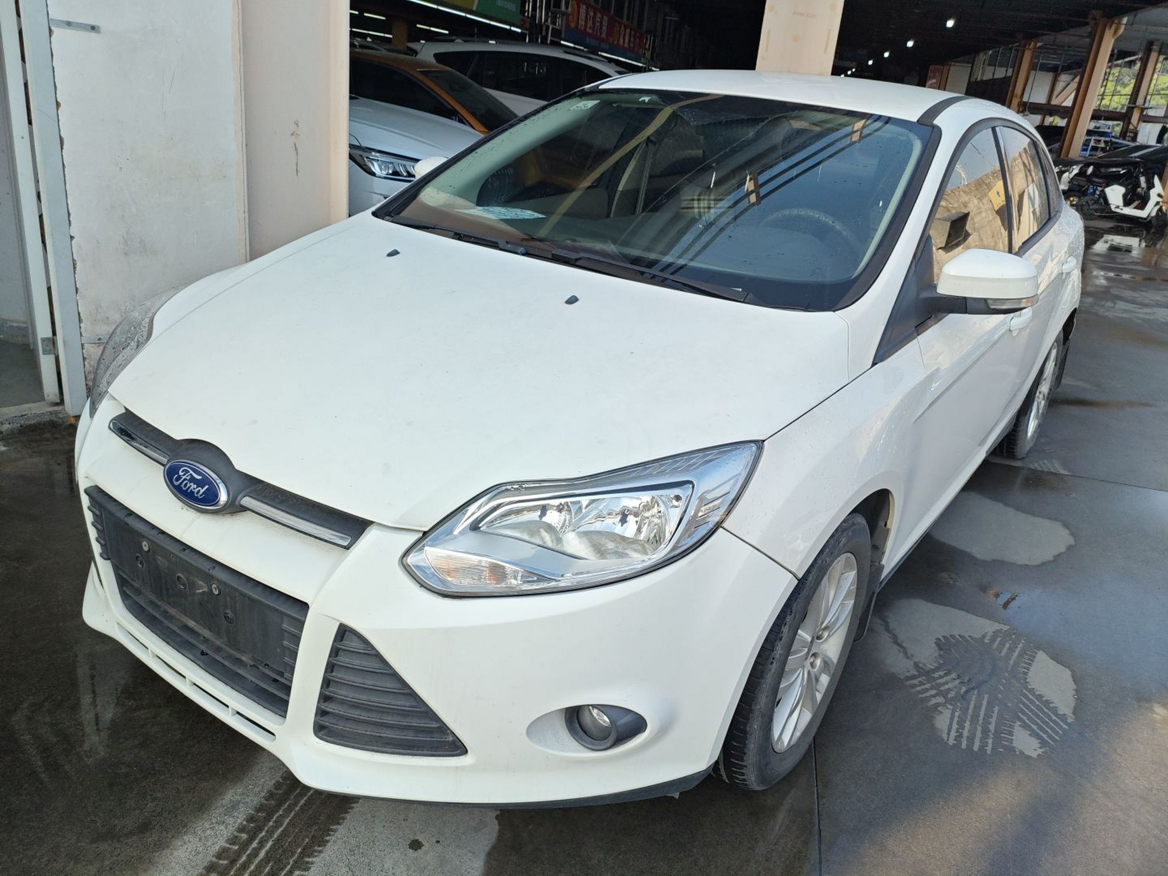 Под передней частью автомобиля