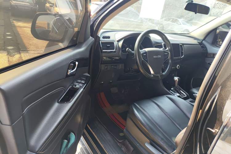 Used Isuzu D-MAX 2020 2.5T Two-Wheel Drive Automatic Navigation Version China VI Emission Standard Extended Length JE4D25Q6A