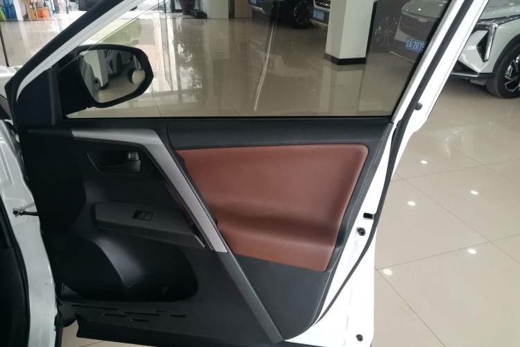 Used Toyota RAV4 2016 2.0L CVT Two-Wheel Drive Fashion Edition China V Standard
