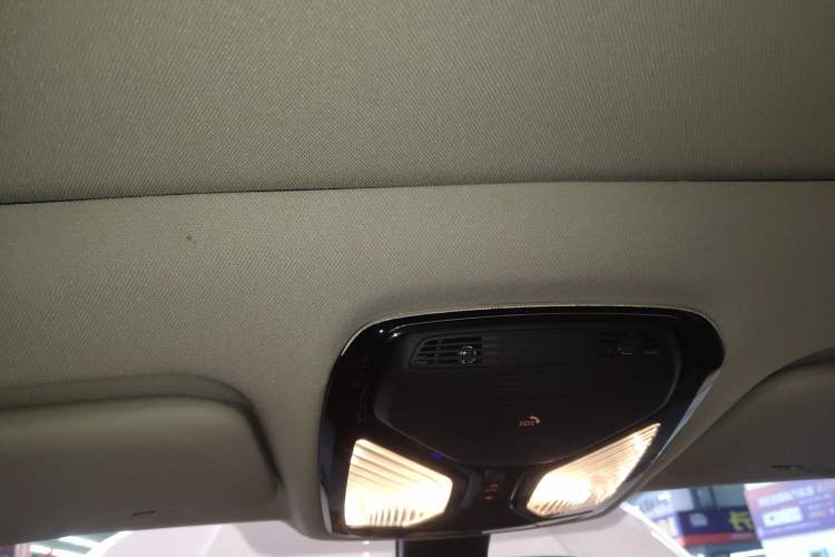 Used BMW X5 2019 xDrive40i Standard 19-inch wheels U.S. specification
