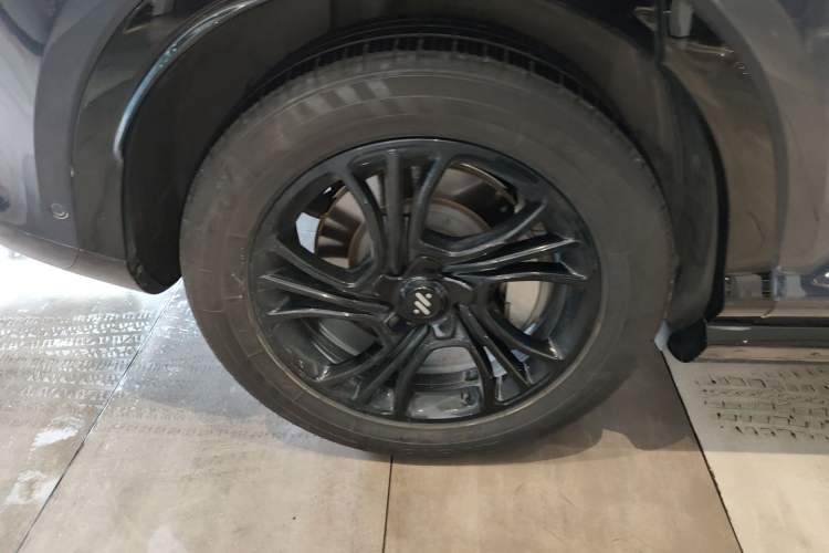 Used  LS7 2023 100kWh Lux All-Wheel-Drive Version